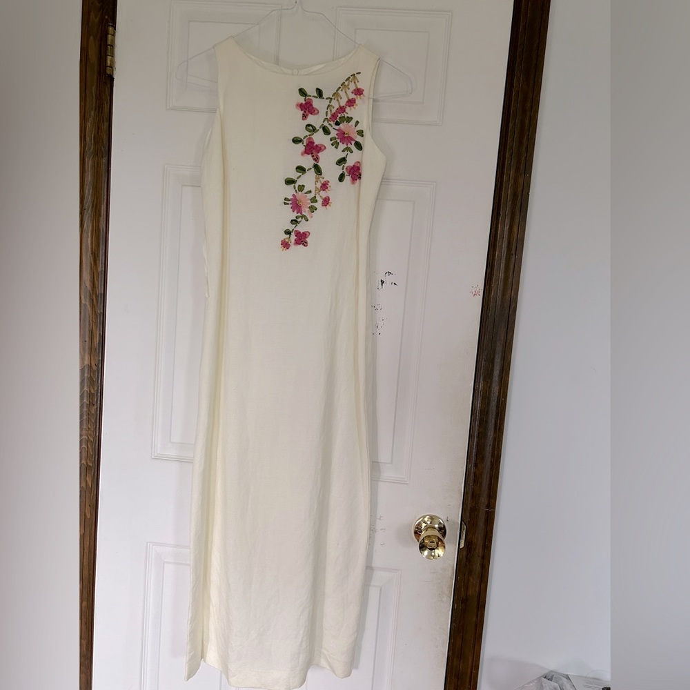Beautiful creamy or ivory color dress, size 4P. Laura Fantini for Jeffrey & Dana